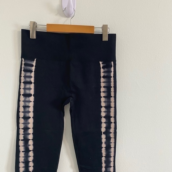 BLACK  FOREVER 21 CALF LENGHT LEGGINGS. - Picture 2 of 8